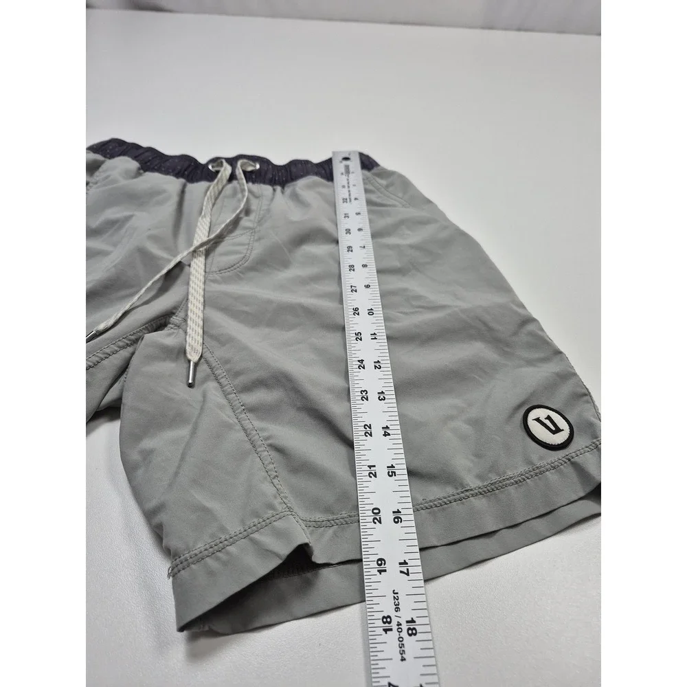 Vuori Kore Lined Shorts Mens Small Gray Athletic Swim Trunks Quick Dry V302